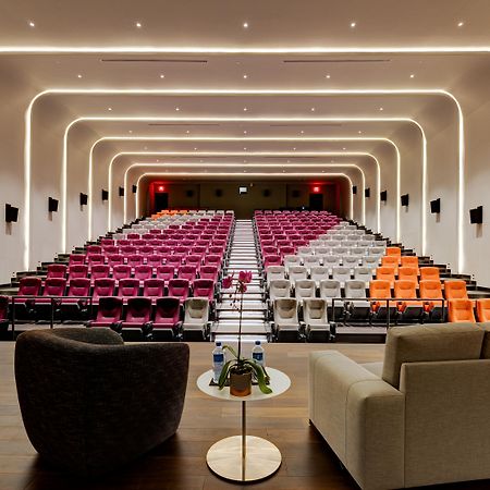Hotel X Toronto, A Destination By Hyatt Hotel Exterior foto The movie theater at The Standard East Village