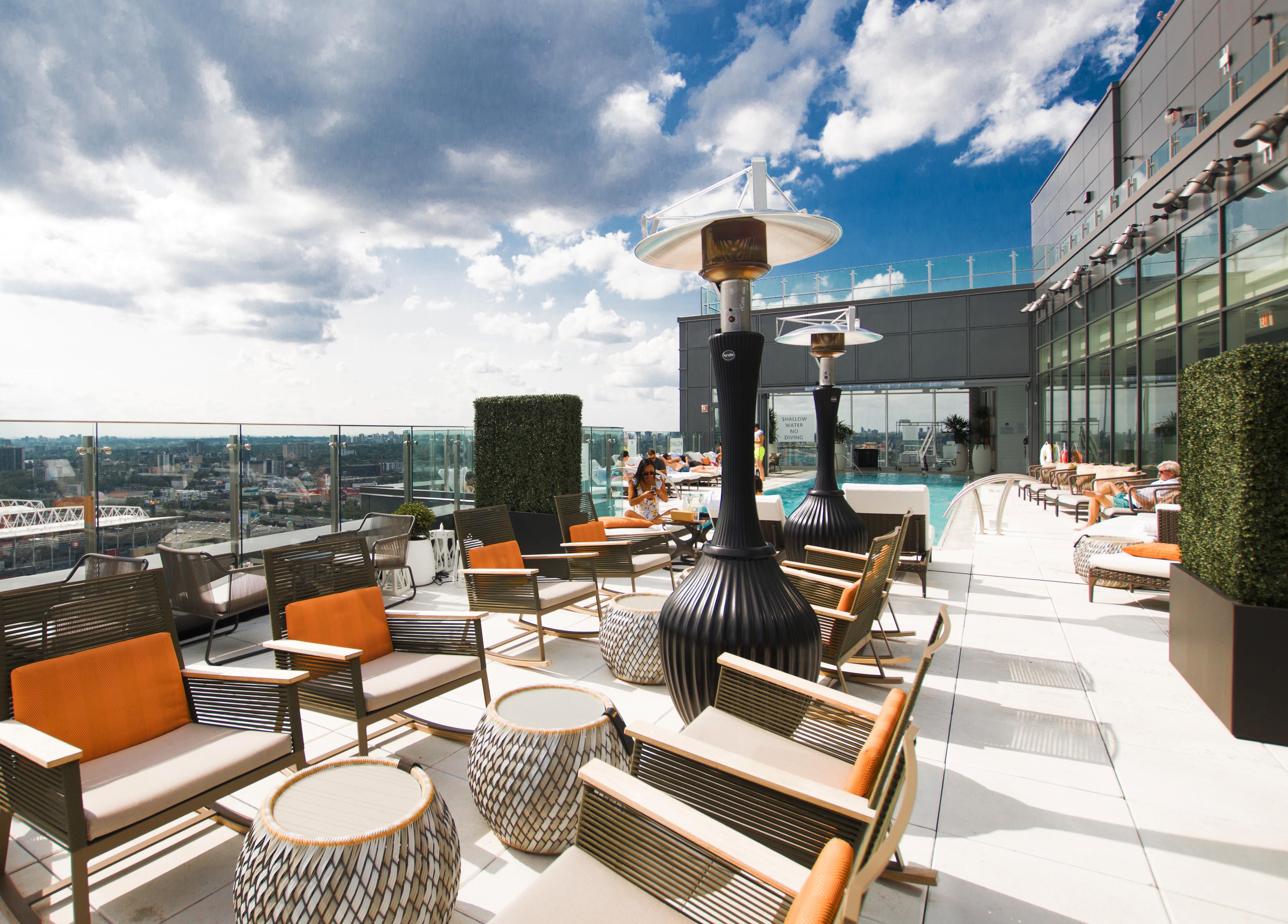 Hotel X Toronto, A Destination By Hyatt Hotel Exterior foto The rooftop pool at the InterContinental