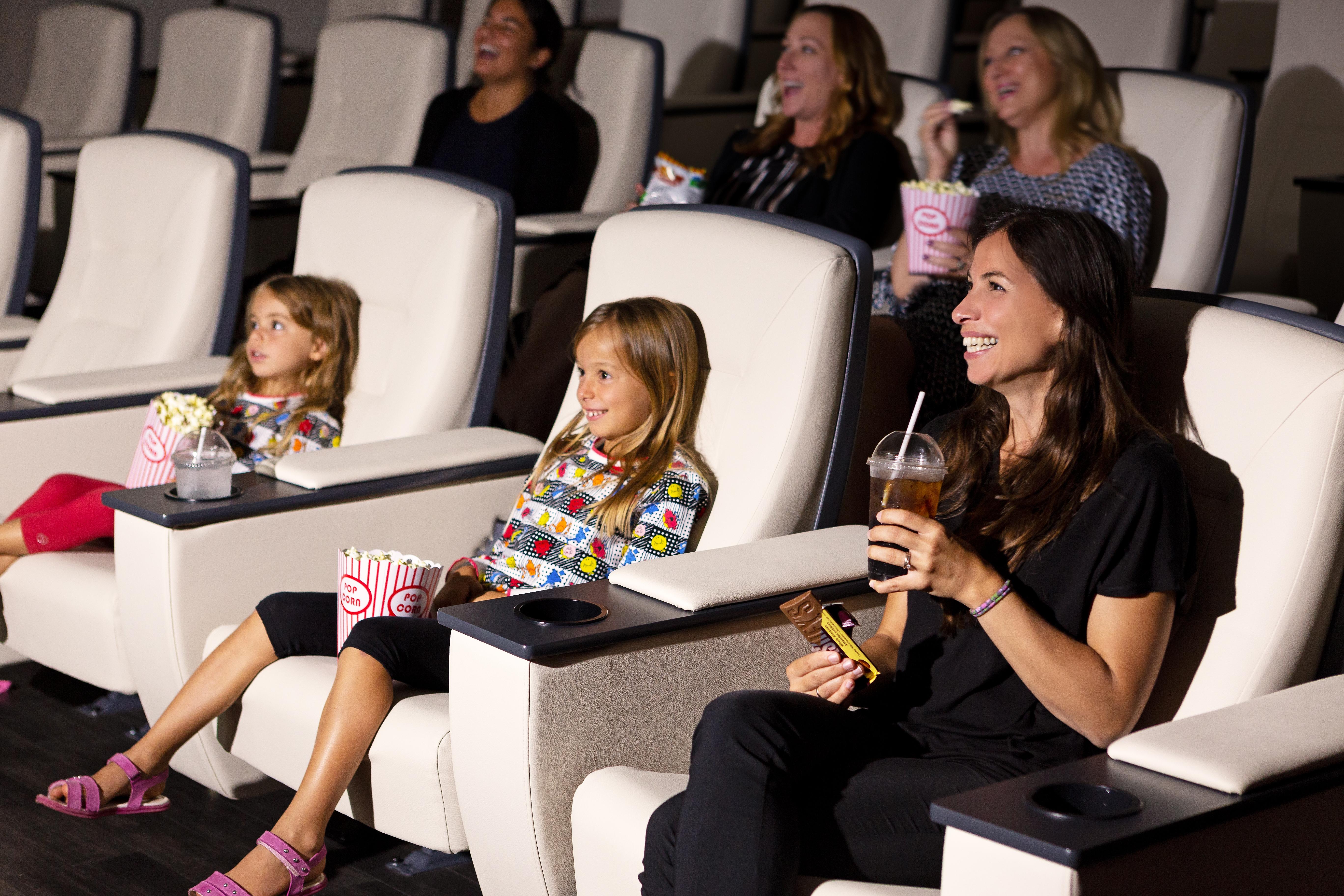 Hotel X Toronto, A Destination By Hyatt Hotel Exterior foto Moviegoers at a movie theater